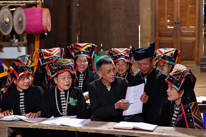 广文课利用空闲时间教当地人民读写傣语,帮助他们更好地了解本民族丰富的民间知识。 potal-nguoi-dang-vien-dan-toc-tam-huyet-voi-bao-ton-phat-huy-ngon-ngu-va-chu-viet-cua-dong-bao-thai-7921488.jpg