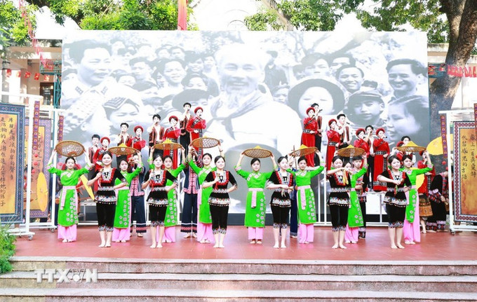 太原省越北高原高中学校开学典礼上的文艺表演节目。图自越通社 khai-gioang.jpg