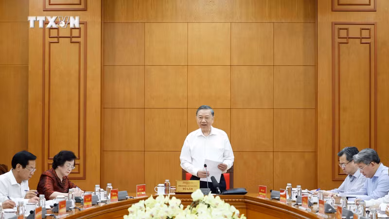 越共中央总书记、国家主席苏林在党中央总部主持召开与内务部门的工作会议。图自越通社