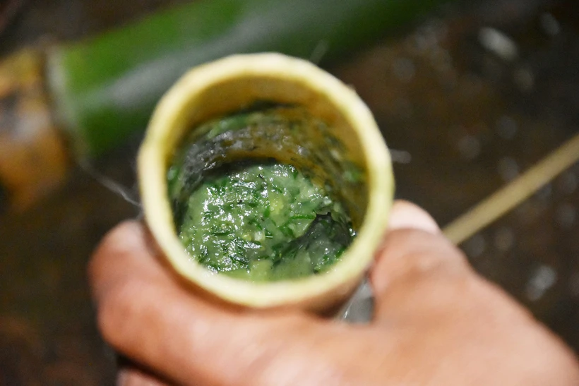 这道菜被烹制在竹筒里，煮熟后质地粘稠、有嚼劲。