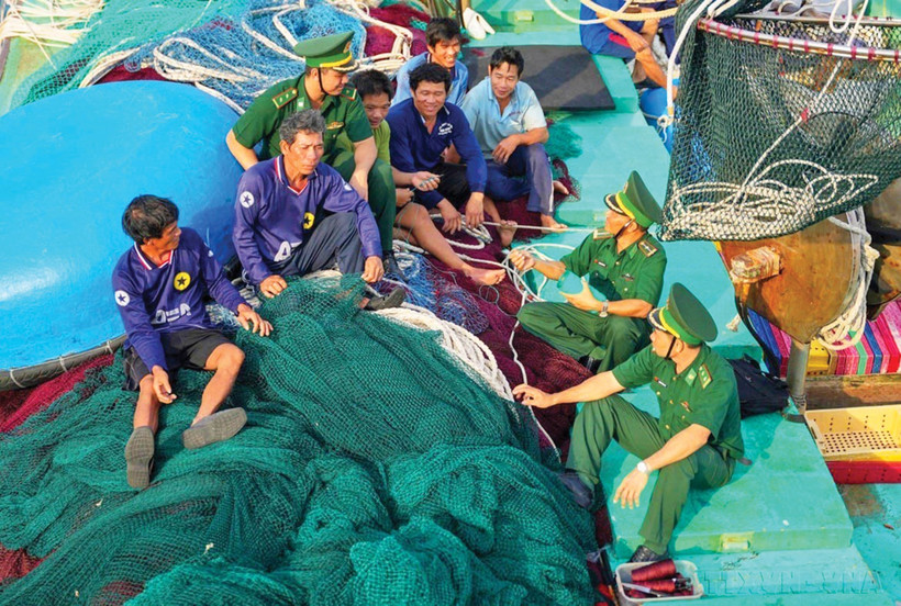 长沙边防哨所干部和战士们一直与渔民团结一道，并支持越南渔民靠海谋生。