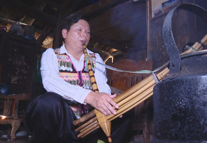 老街省幸福乡的民间艺人赫阿涛为当地数十名青年开设赫蒙族芦笙培训班。图自越通社