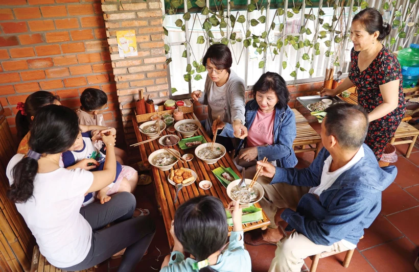 若您有机会来到茶荣省不妨进入一个路边摊，享用一碗汤汁米线，感受这片土地的独特风味。