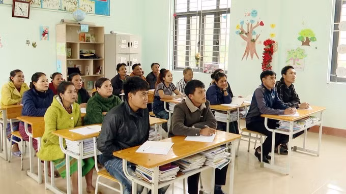 广治省上泽乡39村的众多学员参加脱盲班，以提高文化水平。图自越通社