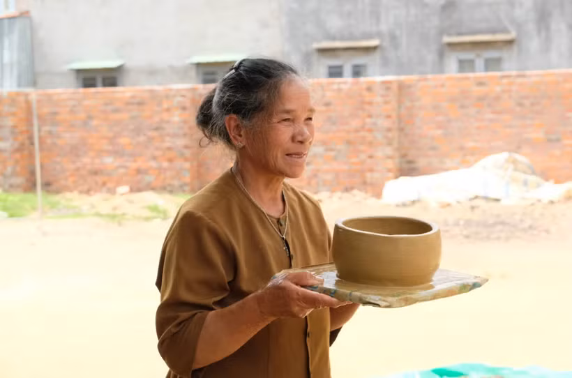 林同省广立乡克隆葛村艺人玛璃在数十年来坚持不懈地传承朱鲁族传统制陶工艺。图自越通社