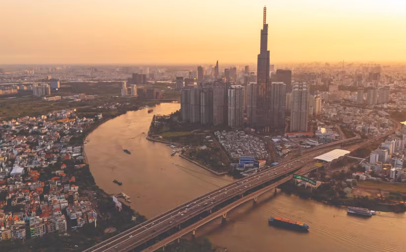 “胡志明市设定了2025年目标：地区生产总值（GRDP）增长超过10%，人均收入达到8500美元，保持经济“火车头”作用、成为全国增长的动力；力争到2030年，人均收入达到13000 - 14000美元。展望2045年，胡志明市将成为亚洲经济和金融中心，人均收入达到37000美元，成为全球吸引力的目的地”，胡志明市人民委员会主席阮文得说。