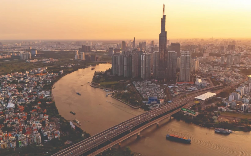 “胡志明市设定了2025年目标：地区生产总值（GRDP）增长超过10%，人均收入达到8500美元，保持经济“火车头”作用、成为全国增长的动力；力争到2030年，人均收入达到13000 - 14000美元。展望2045年，胡志明市将成为亚洲经济和金融中心，人均收入达到37000美元，成为全球吸引力的目的地”，胡志明市人民委员会主席阮文得说。