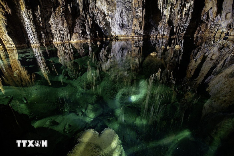 南山洞是一处原始而神秘的自然景点，蕴藏着尚未被揭开的诸多奥秘，吸引众多游客前来探索。图自越通社
