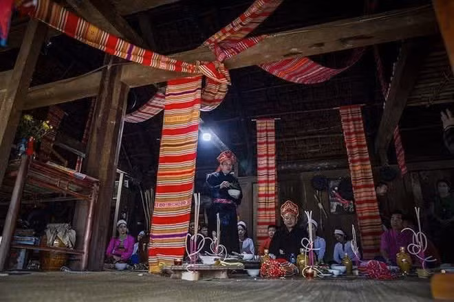 巫师进行祭祀仪式。图自越通社