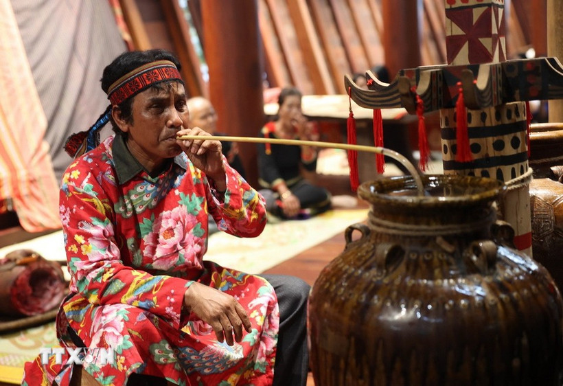 埃地人新居落成仪式上盛放米酒的酒坛。图自越通社