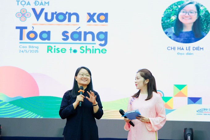 何丽艳导演于2025年5月参加由越南妇女博物馆主办的“走得更远-绽放光芒”座谈会，并与少数民族儿童进行交流互动。图自越通社