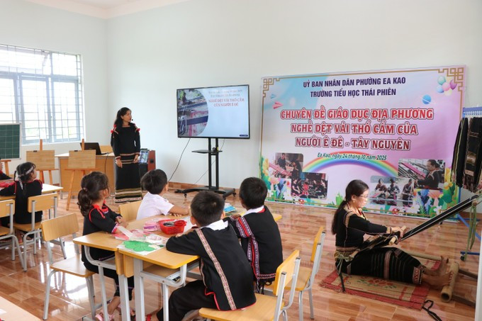 教师引导学生开展与织锦相结合的创意体验实践活动。图自越通社