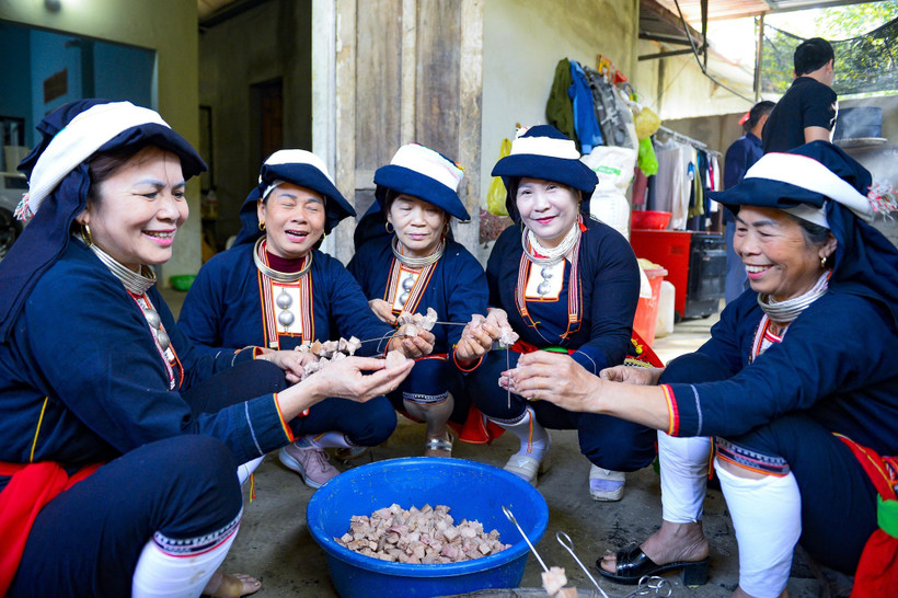 清化省玉勒乡下山村的瑶族妇女们兴高采烈地准备“年终节”的宴席。图自越通社