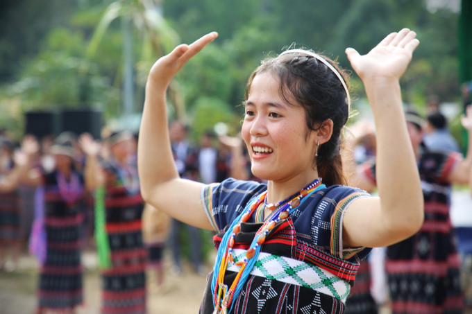 戈都族少女在节日中快乐满满。图自越通社 anh-guol-moi-2.jpg
