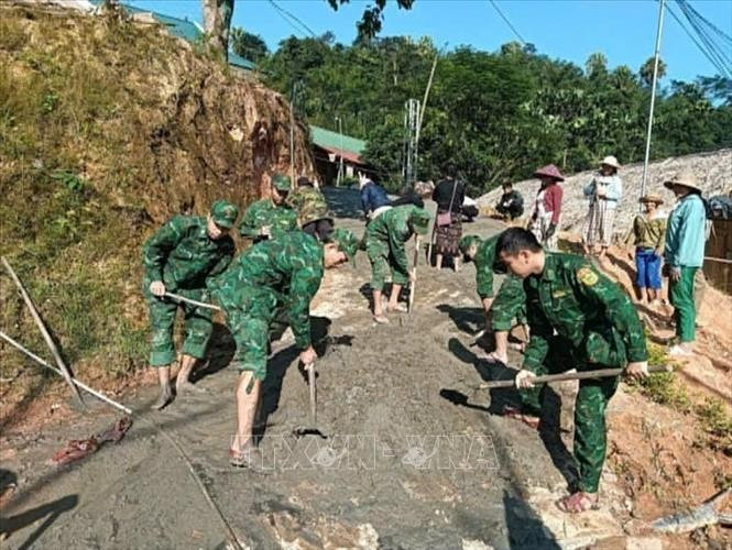 清化省边防部队芒敏边防哨所干部和战士们在关山县芒眼乡建设“边区示范村”工程。 bien-phong-071124.jpg