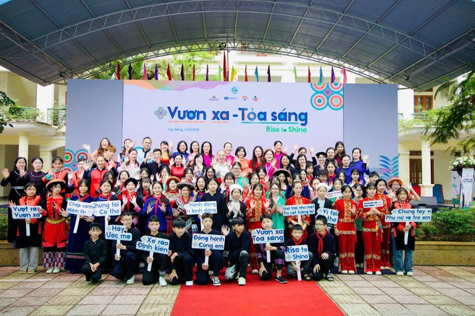 何丽艳导演于2025年5月参加由越南妇女博物馆主办的“走得更远-绽放光芒”座谈会,并与少数民族儿童进行交流互动。图自越通社 bt4.jpg