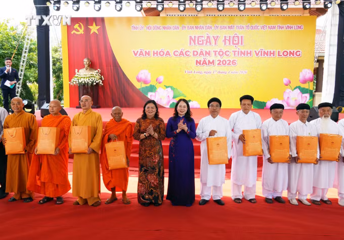 vna-potal-pho-chu-tich-nuoc-vo-thi-anh-xuan-du-ngay-hoi-van-hoa-cac-dan-toc-tinh-vinh-long-8707576.jpg