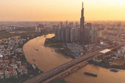 “胡志明市设定了2025年目标:地区生产总值(GRDP)增长超过10%,人均收入达到8500美元,保持经济“火车头”作用、成为全国增长的动力;力争到2030年,人均收入达到13000 - 14000美元。展望2045年,胡志明市将成为亚洲经济和金融中心,人均收入达到37000美元,成为全球吸引力的目的地”,胡志明市人民委员会主席阮文得说。