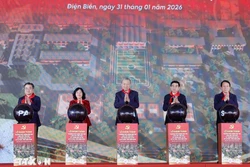 1月31日，越共中央总书记苏林出席奠边省十八坪（Si Pa Phìn）乡十八坪九年一贯制寄宿学校落成典礼。这是党和国家在全国248个陆地边境乡建设248所十八坪九年一贯制寄宿学校项目中的最早建成的学校。图自越通社