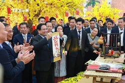 越南政府总理范明政参观第一届春季博览会的传统展位。图自越通社