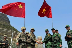 越南河江省龙鼓边防站与中国云南省富宁县地区边防部队联合开展越中边境联合巡逻活动