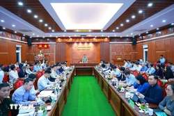 11月30日，越南政府总理范明政同得乐、嘉莱、庆和、林同等省领导举行工作会谈，部署落实应对和修复暴雨洪灾后果的各项措施，帮助受灾民众早日稳定生活。图自越通社