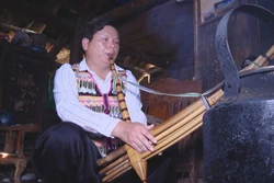 老街省幸福乡的民间艺人赫阿涛为当地数十名青年开设赫蒙族芦笙培训班。图自越通社