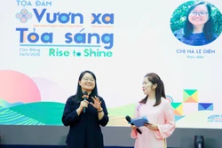 何丽艳导演于2025年5月参加由越南妇女博物馆主办的“走得更远-绽放光芒”座谈会，并与少数民族儿童进行交流互动。图自越通社