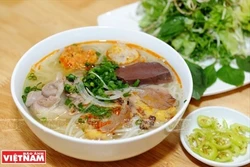 一碗顺化牛肉粉是数百年民间智慧的结晶，深刻映照出顺化人的心灵、生活方式与饮食文化。图自《越南画报》