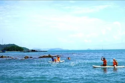 游客在海盗群岛附近体验桨板冲浪和潜水捞海鲜