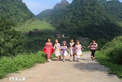 高平省和安乡德春初中学校学生们兴高采烈迎接新学年开学典礼。图自越通社
