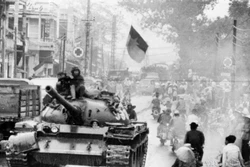 1975年3月29日，经过22个小时的神速而英勇的进攻，我军完全解放了岘港市。