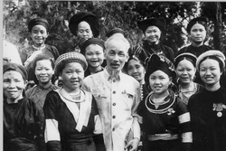 1956年6月2日，胡志明主席在河内主席府与出席第二次全国妇女代表大会的少数民族妇女代表合影。