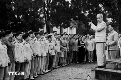胡志明主席于1961年2月14日视察首都河内的人民武装公安单位。