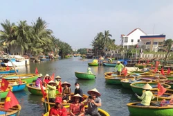 静静依傍在宁和平缓的河畔，锦清坊以绵延近百公顷的七亩椰林生态系统的质朴宁静的魅力给游客留下深刻印象。图自越通社