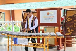 在越南南方解放军指挥部基地（原平福省禄宁县）举行的石琴演奏活动。图自越通社