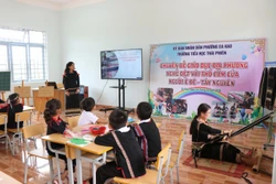 教师引导学生开展与织锦相结合的创意体验实践活动。图自越通社