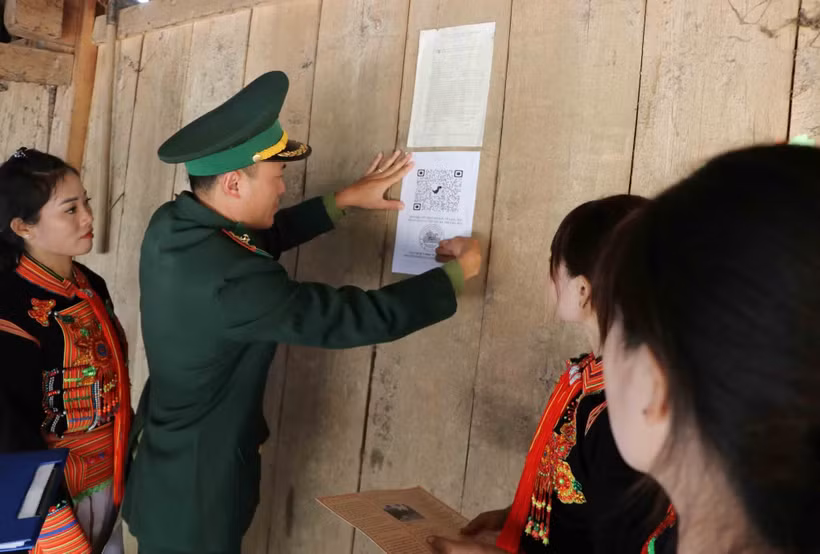 用于提供信息的匿名信箱被马鹿塘口岸边防哨所张贴在雄彭村每户居民家里。图自dantocmiennui.baotintuc.vn