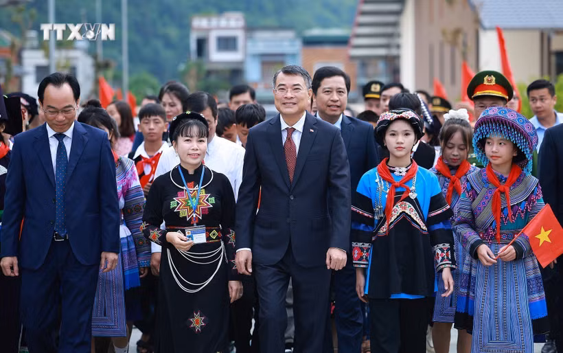 越南政府总理黎明兴出席老街省芒姜乡芒康九年一贯制寄宿学校开学典礼。图自越通社