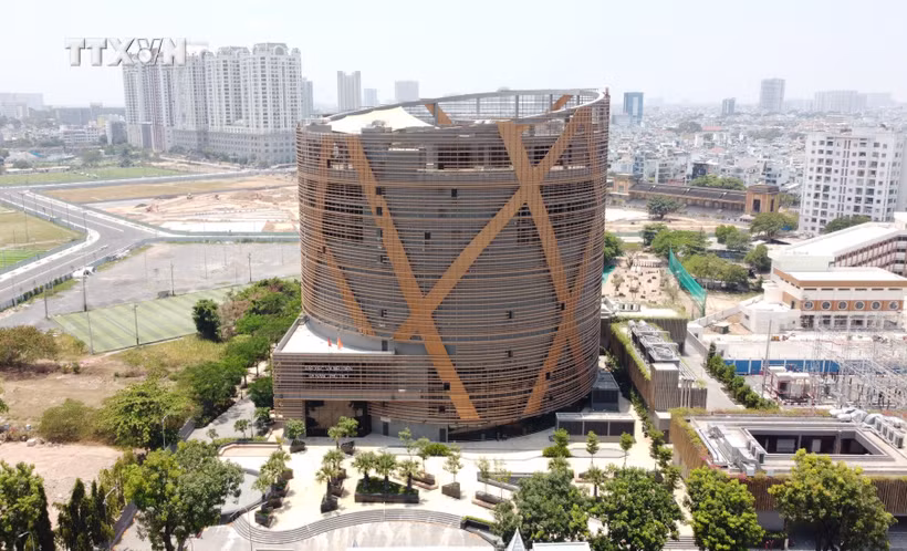 投资总额达近1.395万亿越盾的富寿多功能马戏与表演剧场正式投入运营将有助于胡志明市在新纪元中释放资源，为文化产业注入“助推剂”。图自越通社