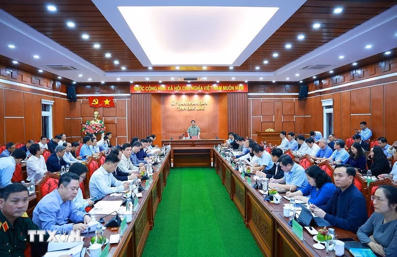 11月30日，越南政府总理范明政同得乐、嘉莱、庆和、林同等省领导举行工作会谈，部署落实应对和修复暴雨洪灾后果的各项措施，帮助受灾民众早日稳定生活。图自越通社