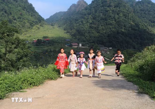 高平省和安乡德春初中学校学生们兴高采烈迎接新学年开学典礼。图自越通社