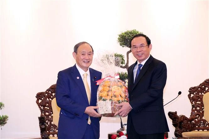 胡志明市委书记阮文年会见日本前首相菅义伟
