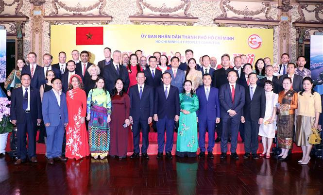 胡志明市领导会见外国驻该市总领事和国际组织代表