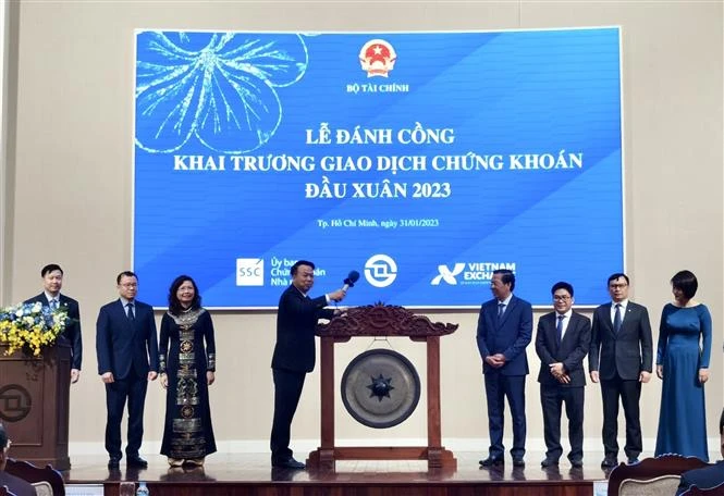 胡志明市证券交易所举行2023年新春开市敲锣仪式
