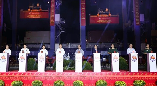 范明政总理出席新港-吉莱港年初首批发货仪式