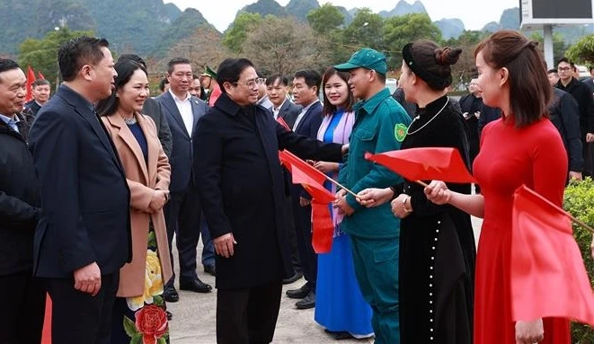 政府总理范明政视察高平省基础设施建设项目