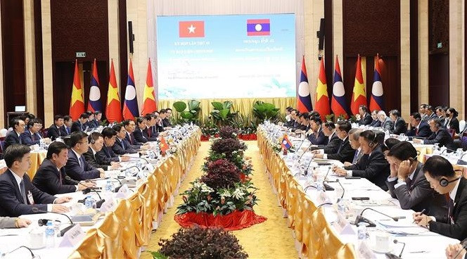 越南政府总理范明政与老挝总理宋赛·西潘敦共同主持政府间联合委员会第45次会议
