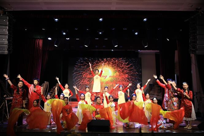 “2023新年好”国际艺术交流会在河内举行