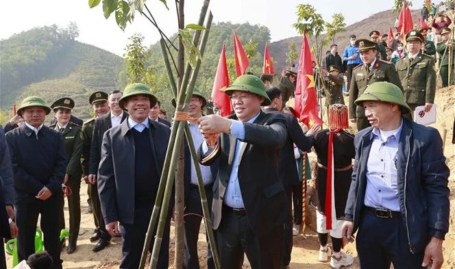 国会主席王廷惠出席宣光省的2023年竞赛和植树节启动仪式